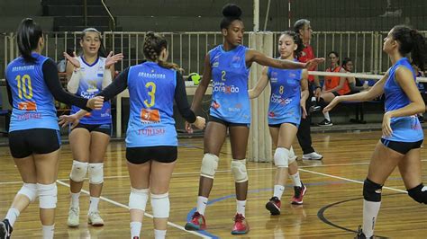 Vôlei feminino de Araraquara vence no Ginásio da Pista Portal Morada