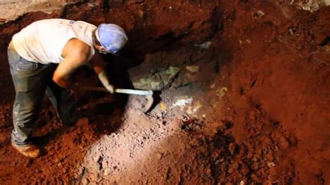 Corpo de mulher é encontrado enterrado em obra no centro de Rolândia