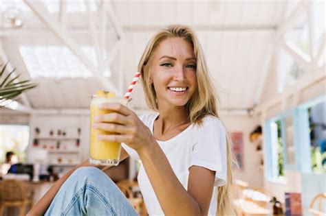 Femme Romantique En Jeans Bleu Buvant Un Cocktail Orange Avec Plaisir