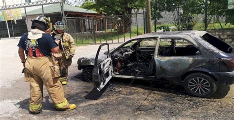 Incendio consume vehículo compacto en avenida Universidad no se