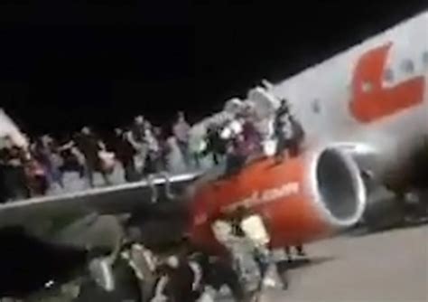 Video Broma En Avión Sobre Bomba Deja 11 Heridos