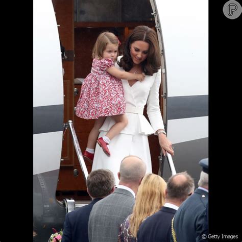 Princesa Charlotte Desceu Do Avi O No Colo De Kate Middleton Que