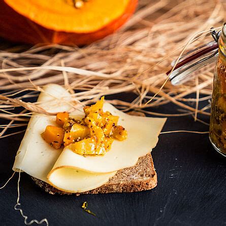 Geröstetes Sauerteigbrot mit Kürbis Apfel Chutney und Käse