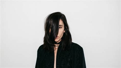 Elohim Shares New Single The Wave During Her Us Tour Highclouds