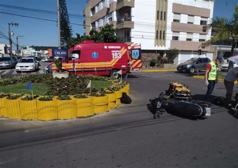 Colisão entre carro e motoneta é registrada na rotatória da Avenida XV