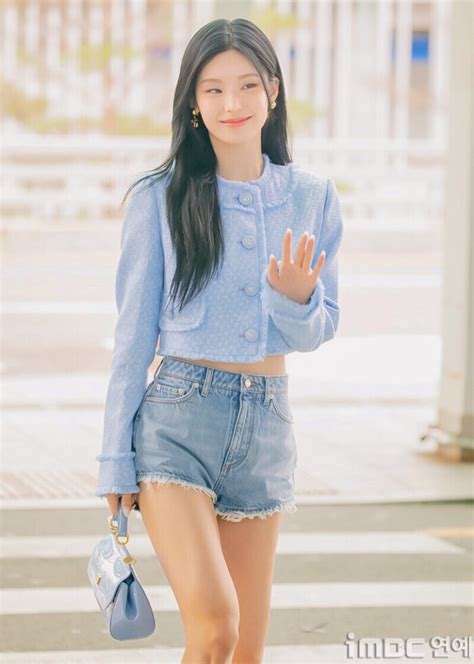 Celeb Yeji ITZY 예지 Hwang Ye ji Nude Photo 17 The