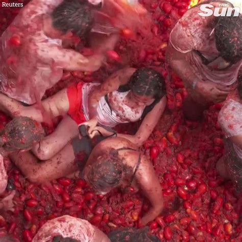 The Sun On Twitter Spain S Tomatina Festival Sees Revelers Hurling