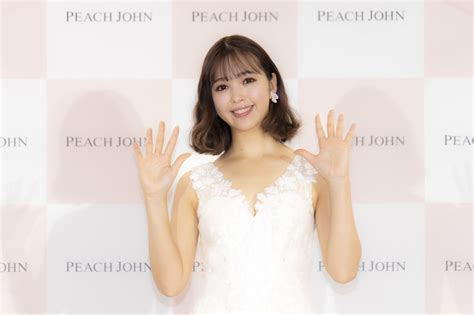 藤田ニコル、peach John新ミューズに就任！ 背中空き純白ドレスを身に纏い登場！ 元気の源は「ファンの方がいつも応援してくれること