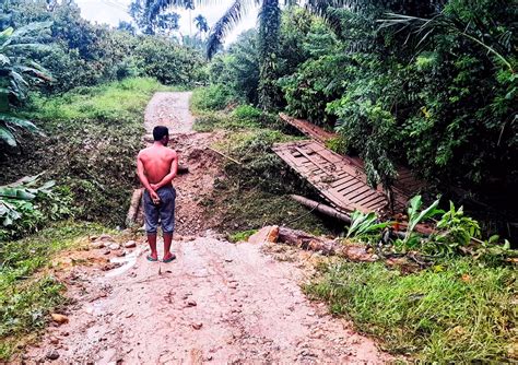 Jembatan Penghubung Bukit Linteung Seureuke Aceh Utara Putus Diterjang