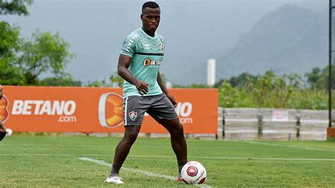 Fluminense Acerta Renova O Contratual Do Meia Jhon Arias Esportes