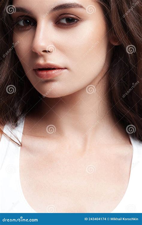 Linda Garota Pele Perfeita Em Roupa Branca De Lingerie Foto de Stock Imagem de fêmea pés