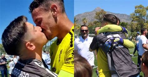 Goleiro Se Assume Gay Ao Comemorar T Tulo Beijo No Namorado