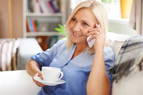 Femme Mature Détendue Bénéficiant D une Conversation Sur Téléphone Mobile Photo Gratuite