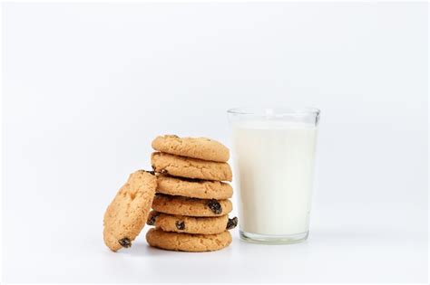 Vaso De Leche Y Galletas Con Pasas Aislado Foto Premium