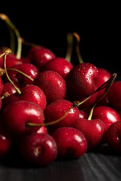 Enfoque Selectivo De Cerezas Rojas Deliciosas Y Maduras Con Gotas De