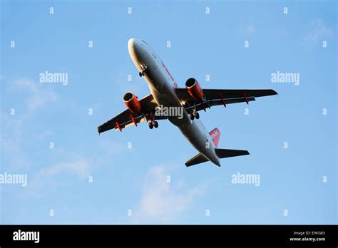 Airbus 320 hi-res stock photography and images - Alamy