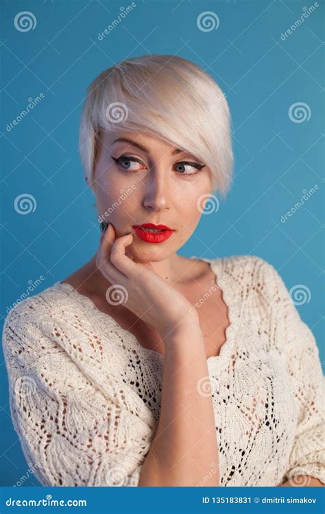 Retrato Do Louro Bonito Da Mulher Elegante Com Olhos Azuis Imagem De Stock Imagem De Olhos