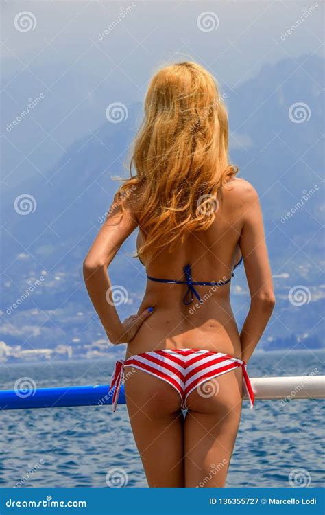 Modelo Atractivo Del Blande En Bikini Imagen De Archivo Imagen De Estilo Playa