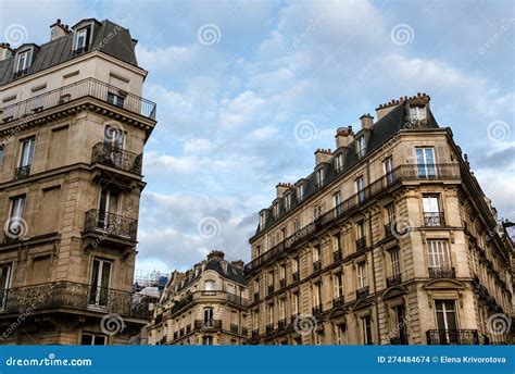 Exterior De Un Antiguo Edificio Residencial De Color Beige Con Ventanas