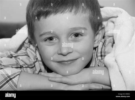 Retrato En Blanco Y Negro De Un Joven Con La Cabeza En Las Manos