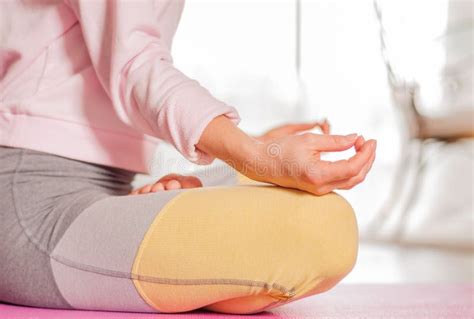 Meditazione La Donna Sta Praticando La Seduta Di Yoga Nella Posa Di