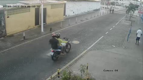 Pol Cia Ca A Bandidos Em Moto Que Est O Assaltando Na Cidade Baixa