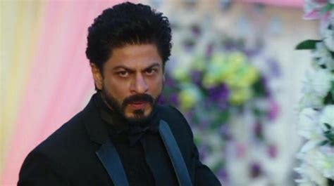 Watch Shah Rukh Loses Cool Gets Into Brawl With Fan Who Misbehaved