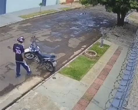 V Deo Ladr O Cara De Pau Furta Motocicleta De Trabalhador Pol Cia