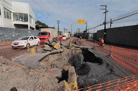 Rompimento De Tubulação Abre Cratera Na Avenida Presidente Kennedy Em