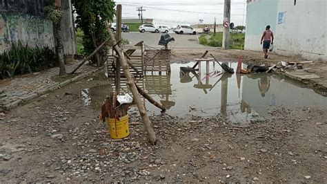 Moradores Reclamam De Esgoto A C U Aberto E Rua Sem Pavimenta O