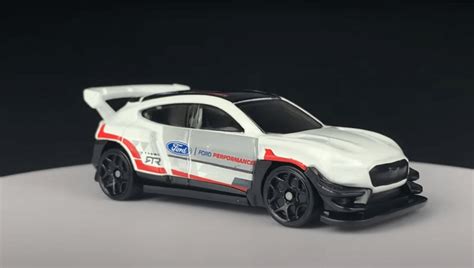 Машинка Базова Hot Wheels Ford Mustang Mach E Green Speed HCT White купити в