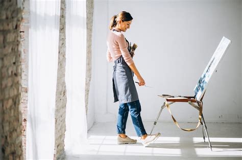 Free Photo Female Artist Painting In Studio