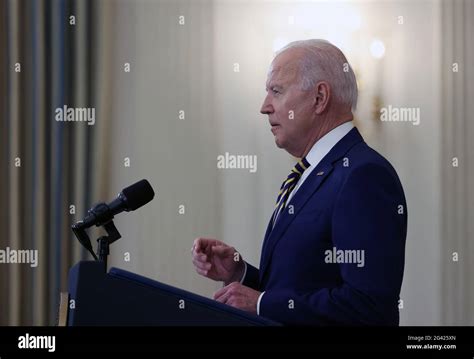 Präsident Joe Biden gibt während einer Rede im Weißen Haus in