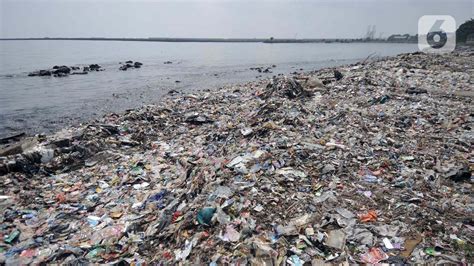 Gara Gara Sampah Nelayan Kecil Harus Tempuh Risiko Melaut Lebih Jauh