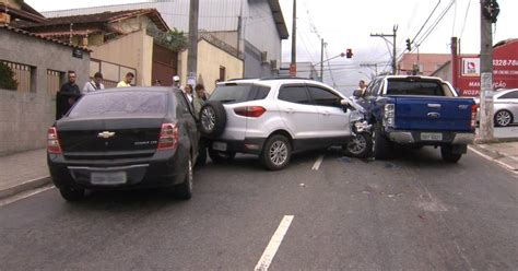 G1 Adolescentes são detidos carro roubado após acidente na Serra