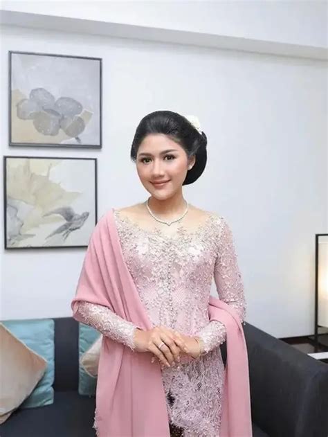 Pesona Kebaya Brokat Pink Dalam Gaya Formal Inspirasi Dari Erina