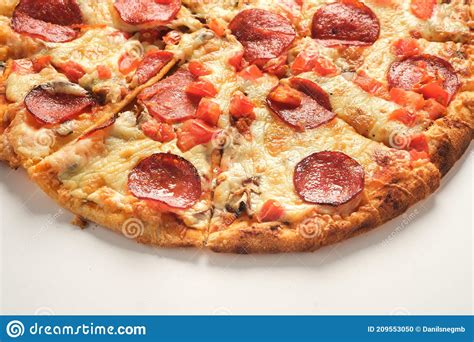 Pizza De Pepperoni Isolada Em Fundo Branco Conceito De Alimentos