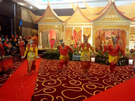 Tari Pasambahan Dan Tari Piring Tarian Adat Khas Sumatera Barat