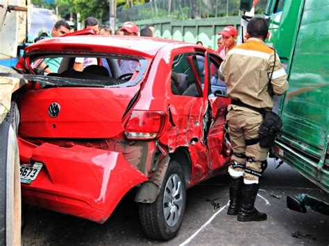 G Mulher Fica Ferida Ap S Carro Ser Espremido Por Caminh Es No Am