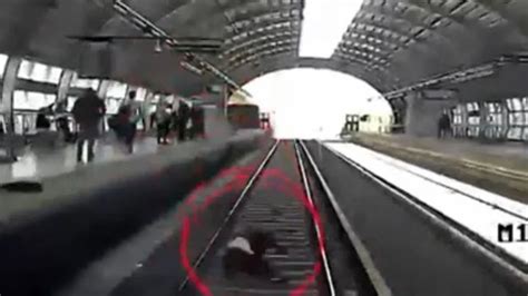 El Impactante V Deo De Un Hombre Que Se Desploma A Las V As Del Tren