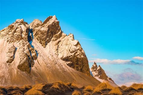 Día soleado de otoño en la montaña vestrahorn en islandia Foto Premium