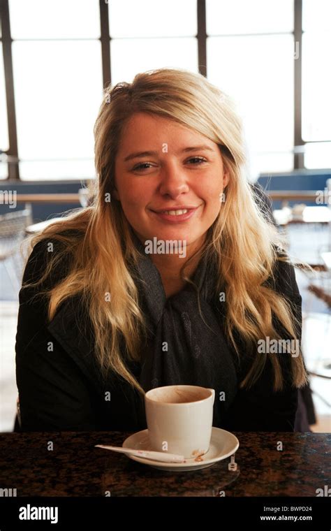 Eine Attraktive Blonde Teenager M Dchen Mit Kaffee Paris Frankreich Stockfotografie Alamy