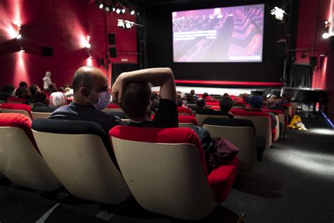 Covid-19: new voluntary app for cinema visits - SWI swissinfo.ch