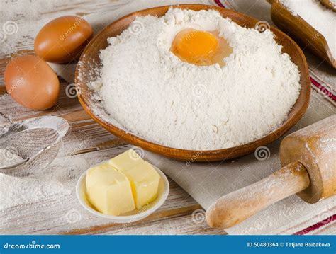 Huevos Harina Azúcar Y Mantequilla En Un Fondo De Madera Blanco Foto