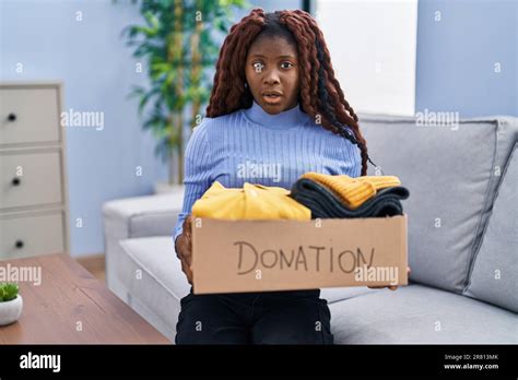 Mujer Africana Sosteniendo Cajas De Donaciones Para Caridad Asustada Y