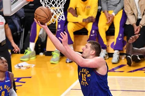 Nuggets vence Lakers de virada e frustra noite histórica de LeBron James