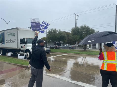 Gm Workers Arlington Brace For Impact As Uaw Strike Expands Rarlington