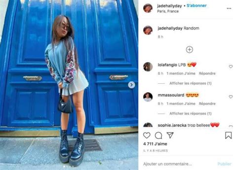 Jade Hallyday pose mannequin en bikini rose flashy échancré avec sa meilleure amie Closer