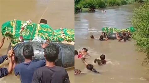 Viral Warga Seberangkan Jenazah Pakai Ban Di Sungai Kades Tak Ada