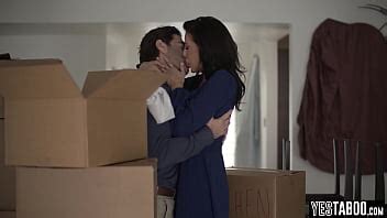 MILF madura de grandes tetas roba una casa y se folla a una pareja de mujeres jóvenes cachondas